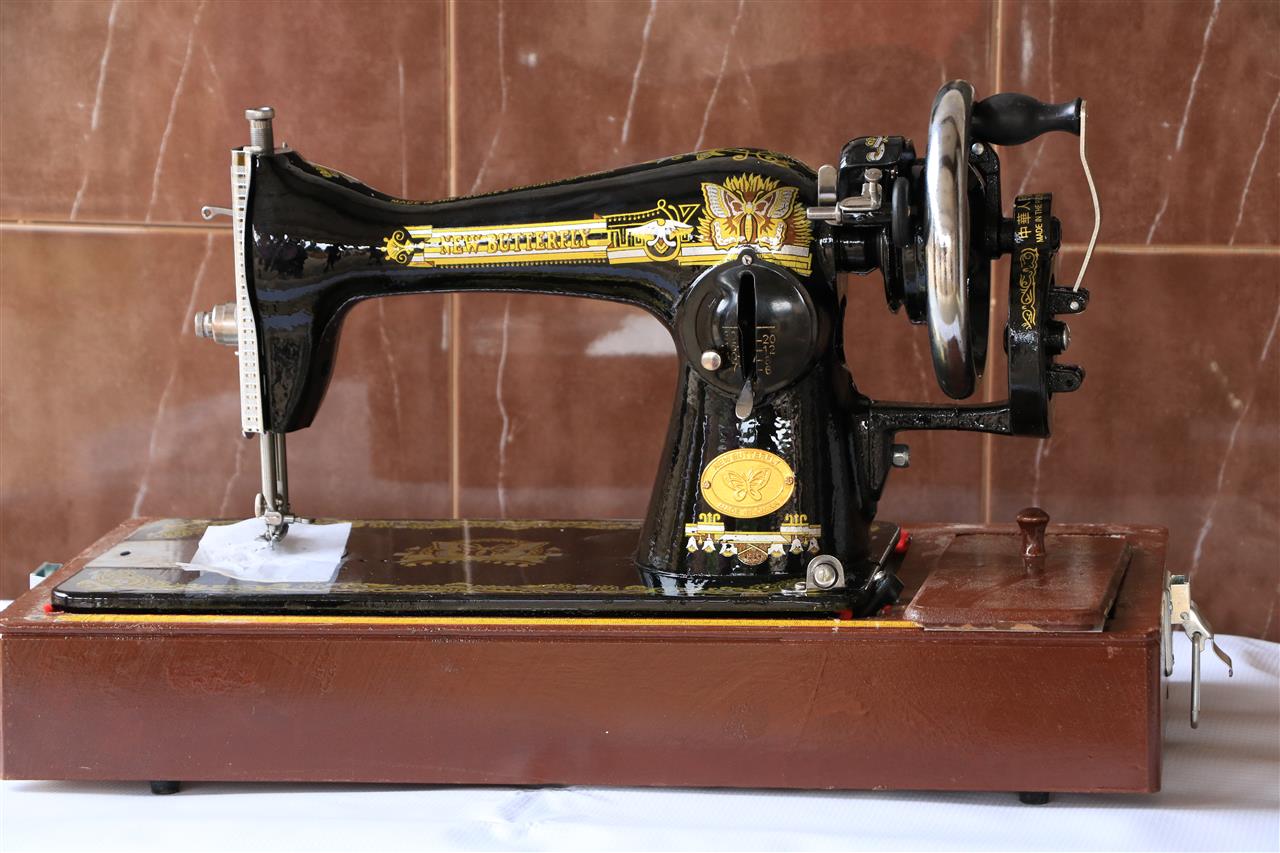 ماكينة خياطة